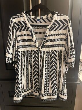 Old Navy Black & White Geometric Boho V-Neck Top